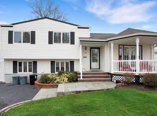 20 Amherst Rd, Hicksville, NY 11801