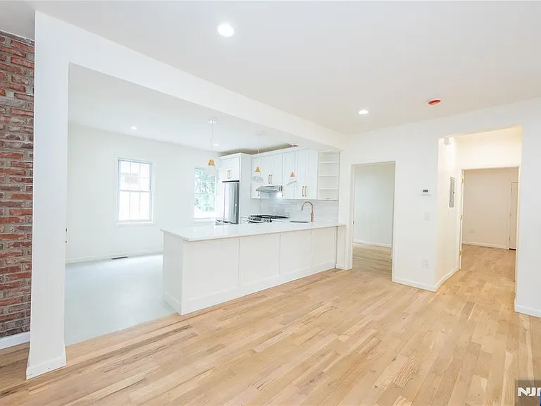 231 Waverly Pl — Photo 17