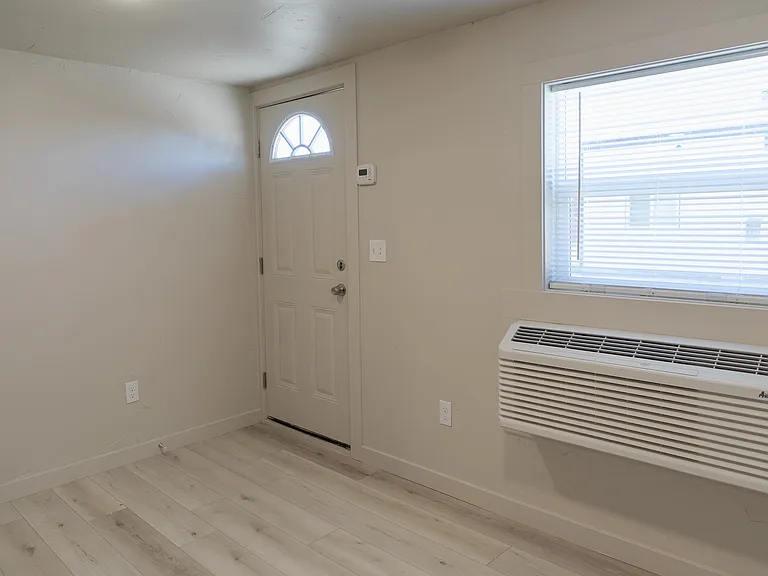 425 SE 2nd St #3 — Photo 4
