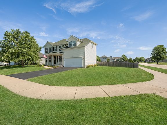 Premium corner lot w/fully fenced backyard!