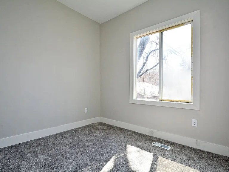 294 Winifred St E — Photo 9