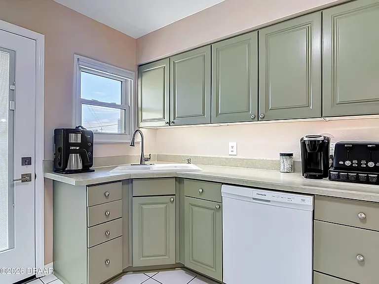 1621 N Oleander Ave — Photo 16