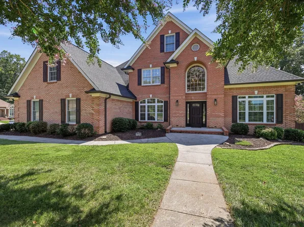 1098 Harbor Point Dr, Soddy Daisy, TN 37379