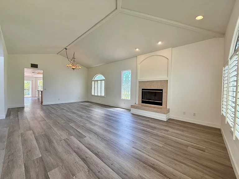 401 Hickoryhill Dr — Photo 4