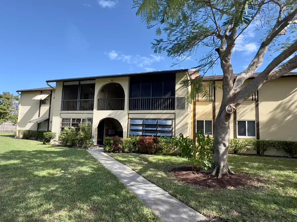 325 Pine Ridge Circle #D-2, Greenacres, FL 33463
