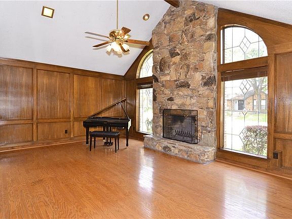 2nd image of 723 Oriole Ln