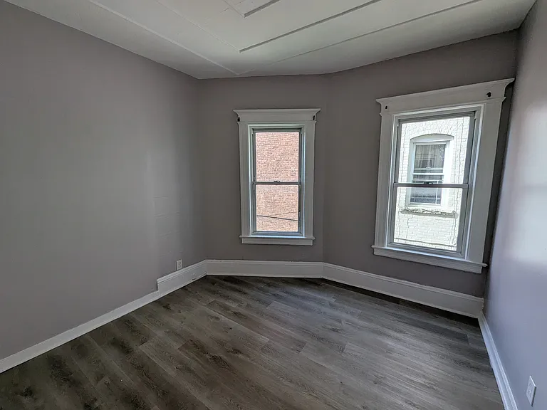 94 Brook St — Photo 7