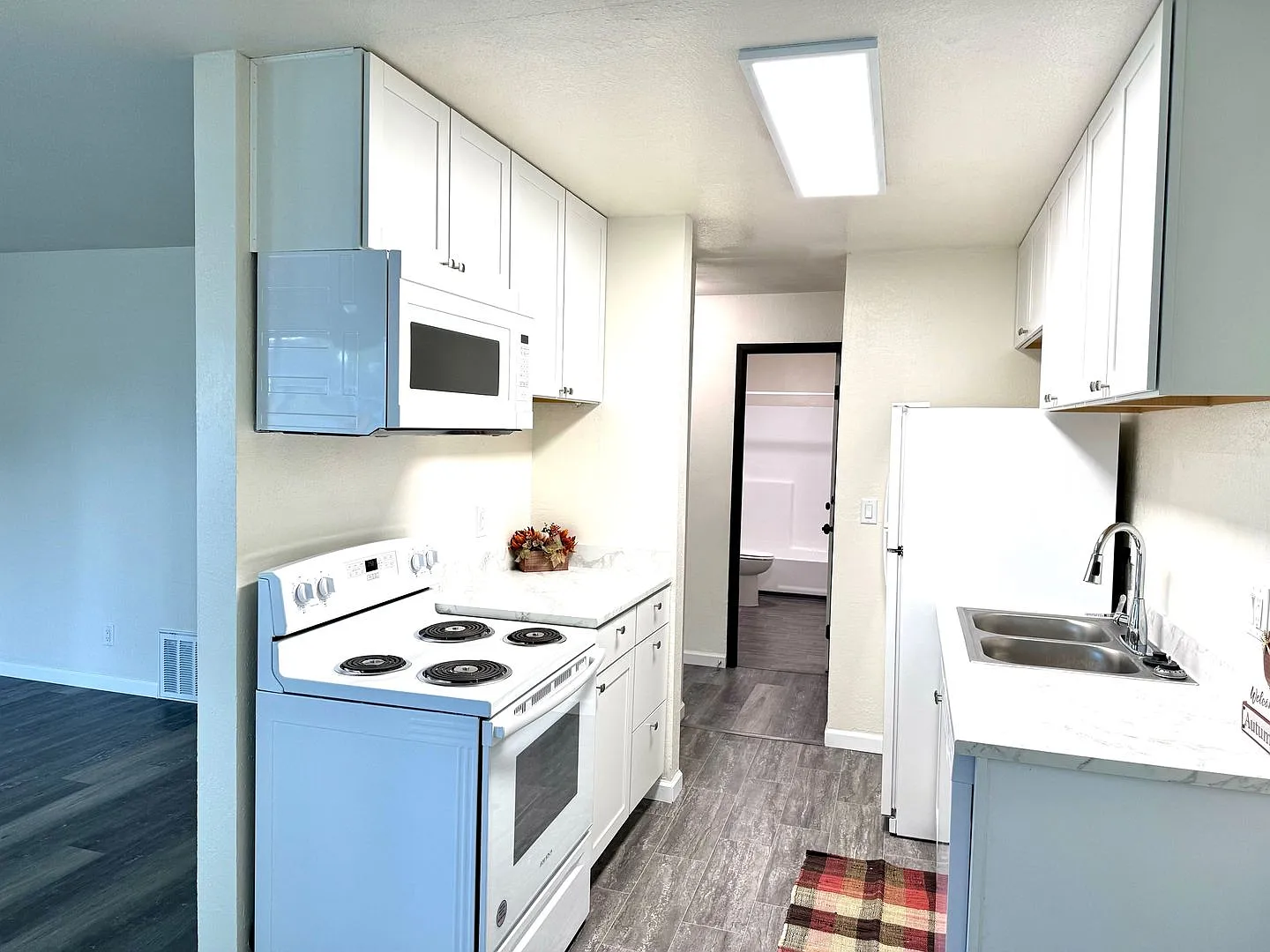 Fully Remodeled * 1 Bed / 1 Bath — Photo 2