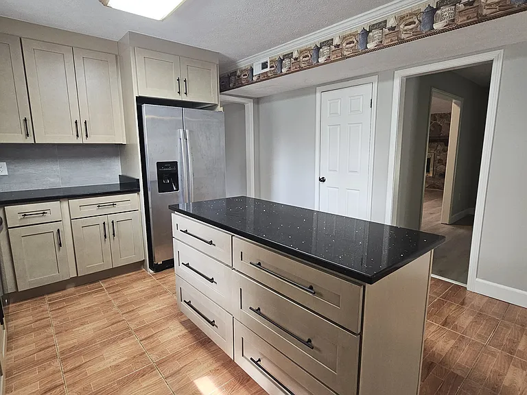 201 Martingale Dr — Photo 4