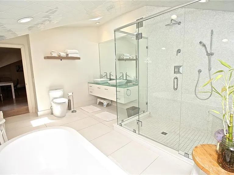 215 Coggeshall Ave — Photo 28