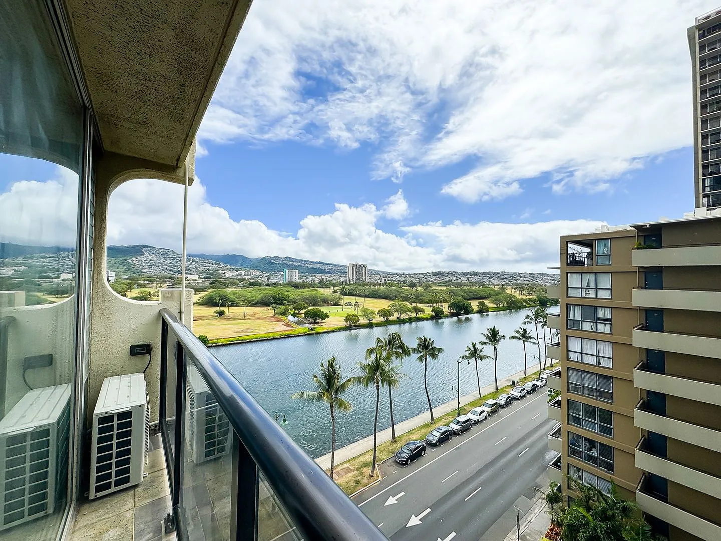 1 BD / 1 BA Fully Furnished Waikiki Condo with Parking! *Pet Friendly* — Photo 1