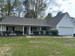 104 Live Oak Ln, Brandon, MS 39047