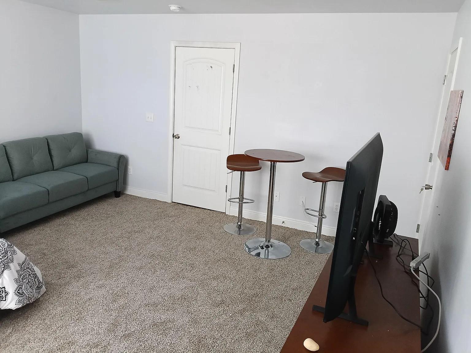 2 bed, 3.0 bath, 3300 sqft, $1,027 — Photo 2