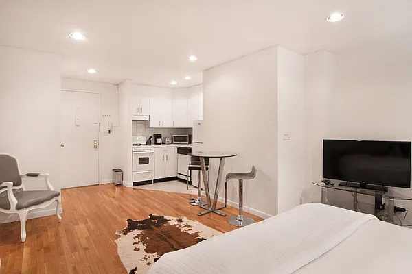 Rented by WAM Partners - William Moses Co. | media 24