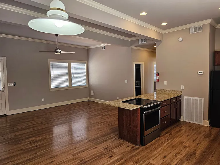 114 N Cypress St — Photo 8