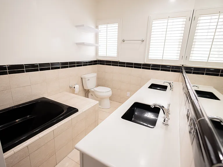 446 S La Peer Dr — Photo 23