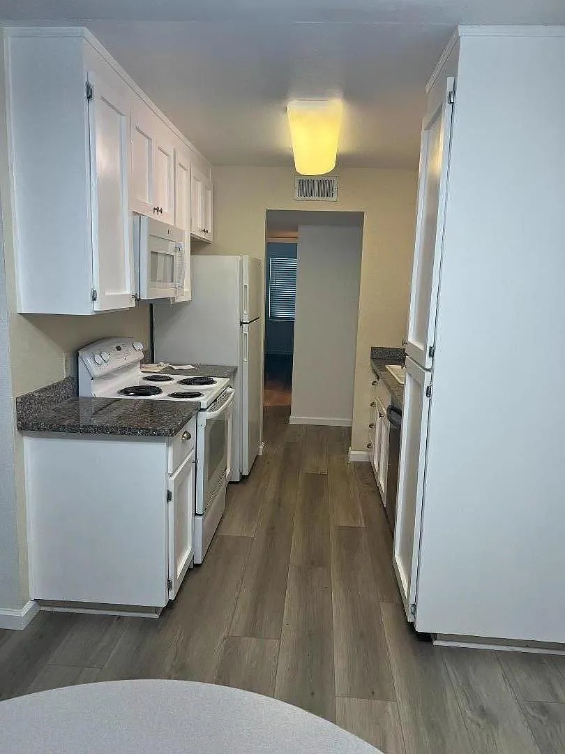 2 bed, 992 sqft, $3,200 — Photo 1