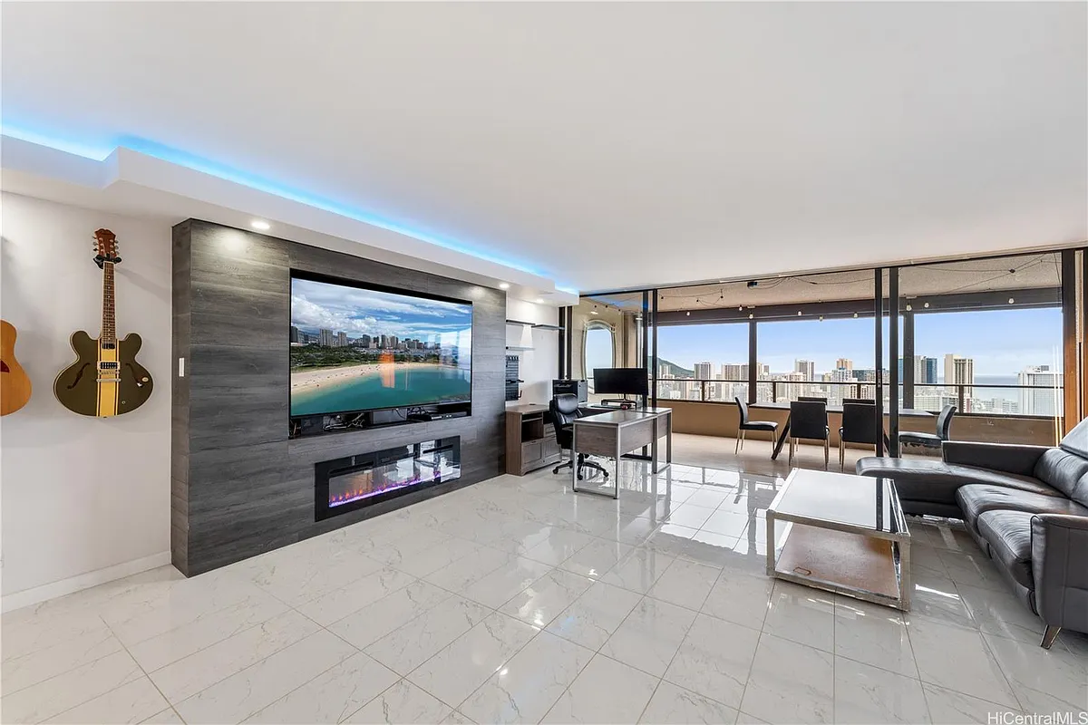 Building Photo - 581 Kamoku St #3704
