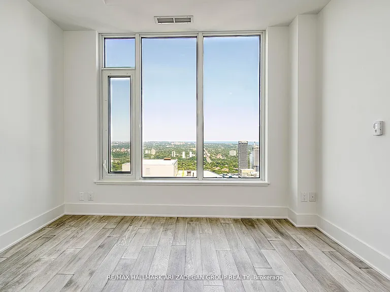 11 Yorkville Ave #5806 — Photo 8