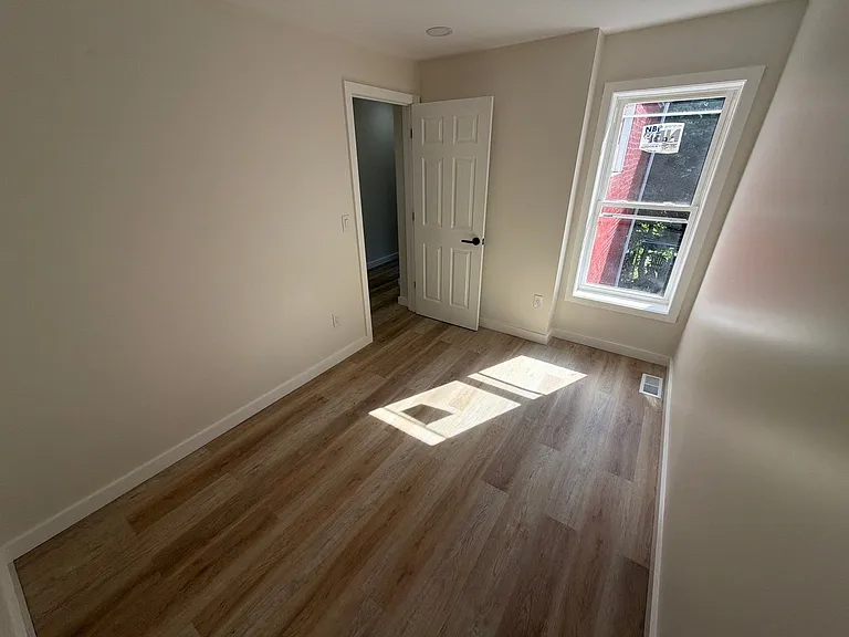 128 Hanford Pl — Photo 9
