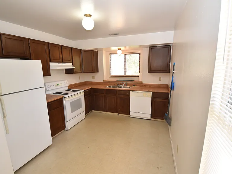 1050 Mazatlan Cir #C — Photo 6