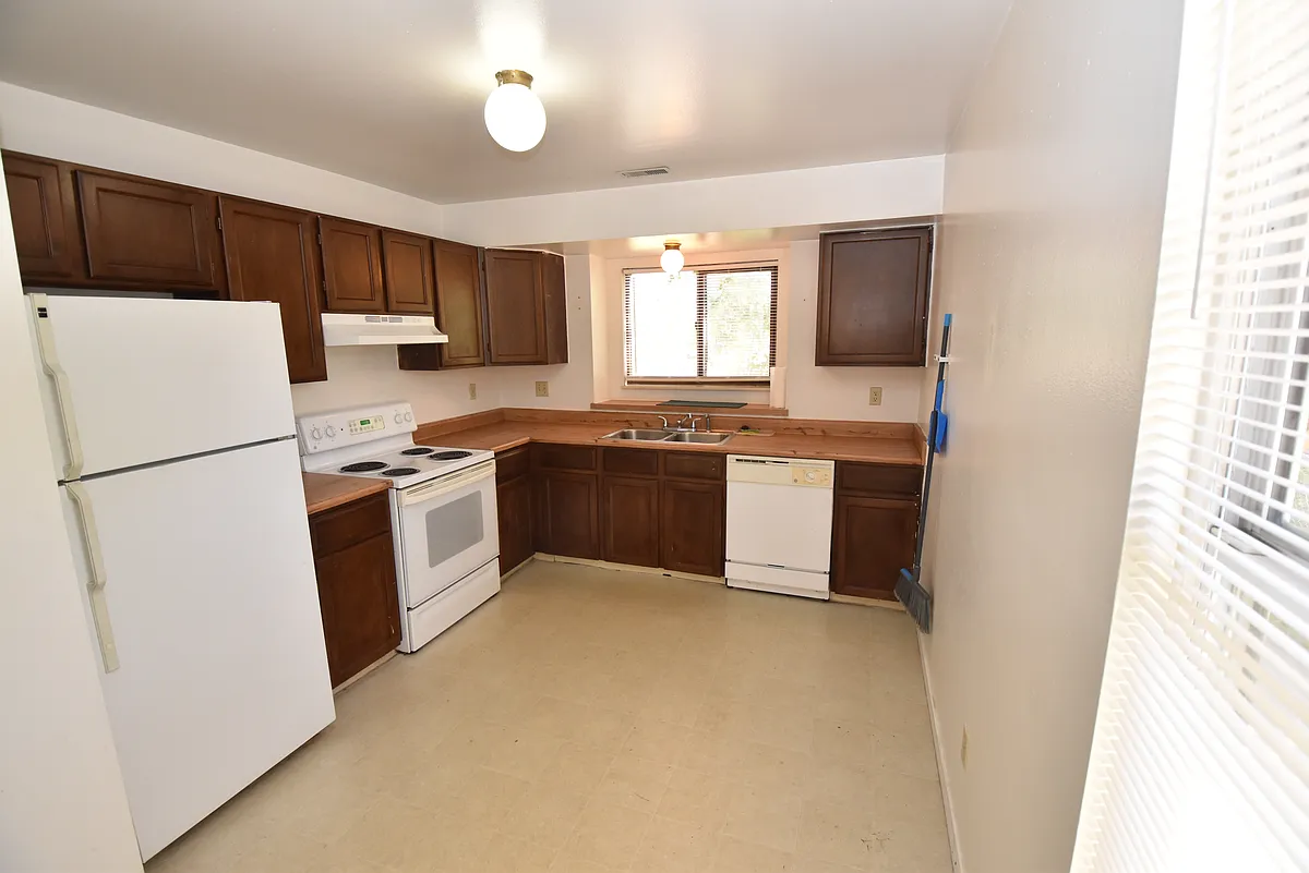 Building Photo - 1050 Mazatlan Cir #D