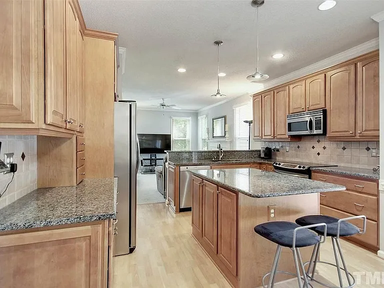 3209 Daingerfield Dr — Photo 2