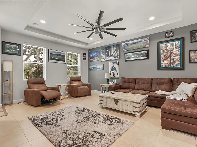 661 Hangnest Ln — Photo 3