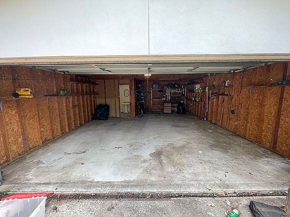 Garage w half bath to pool