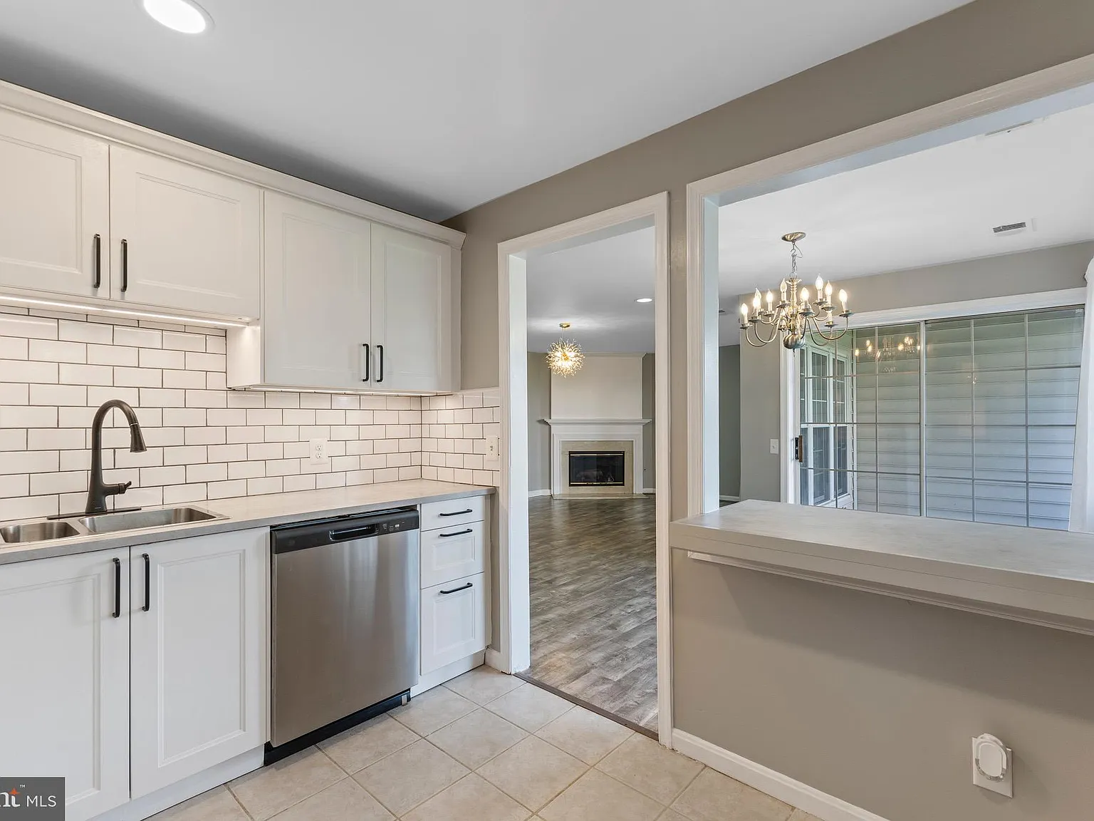 2 bed, 1047 sqft, $2,450 — Photo 3