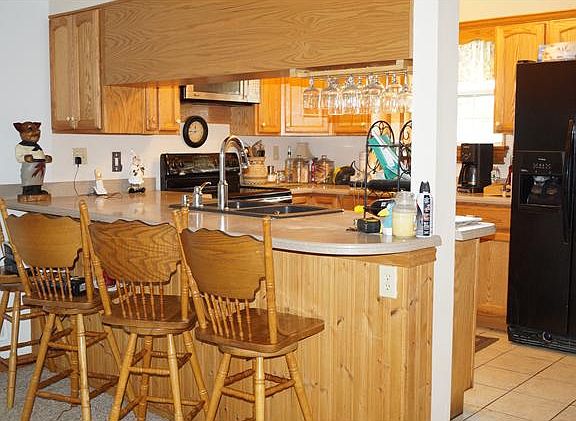 Breakfast bar open to great rm