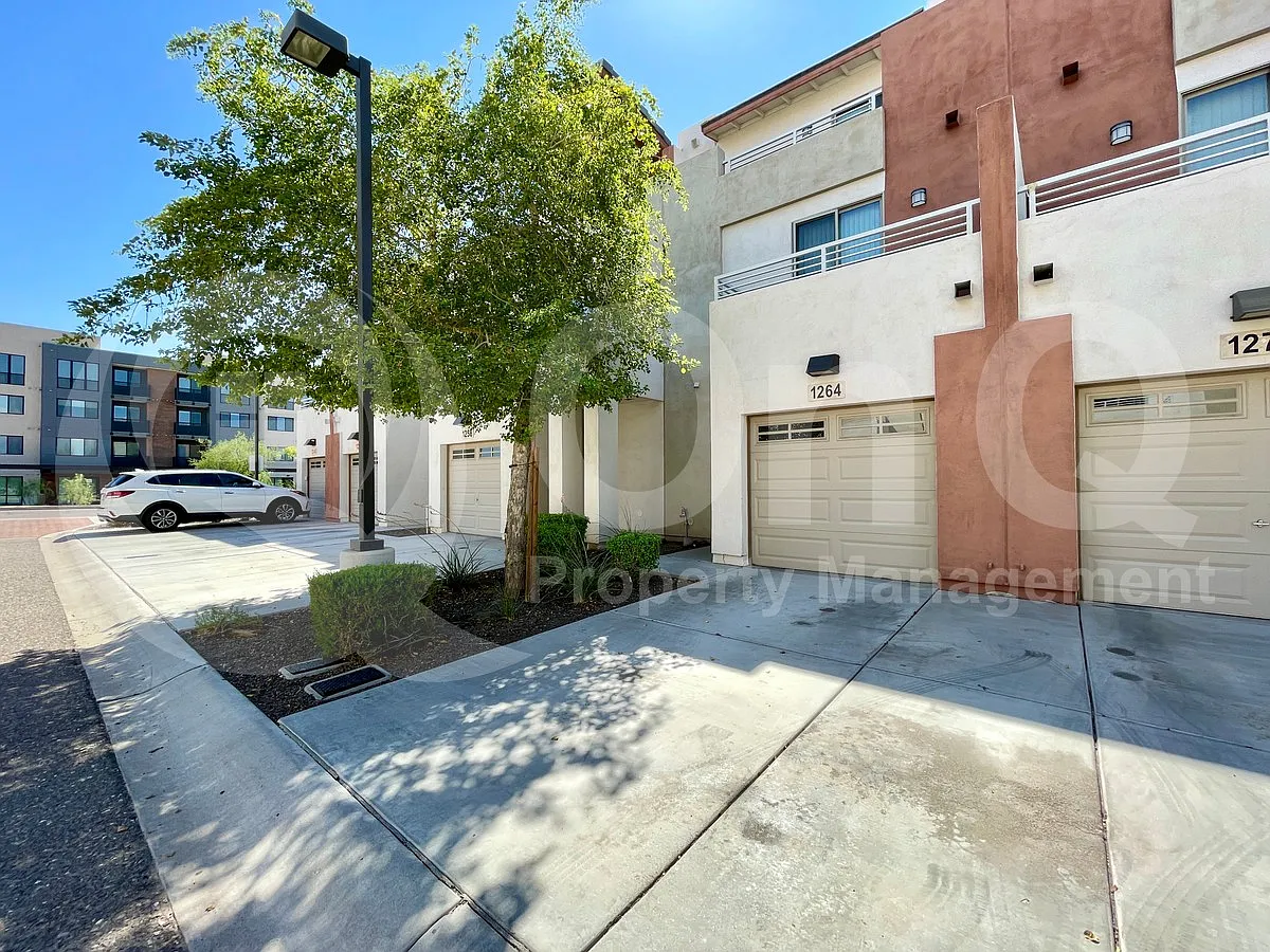 3 bed, 2.5 bath, 1835 sqft, $2,500 — Photo 2