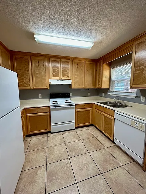 1501 Myrtle St — Photo 2