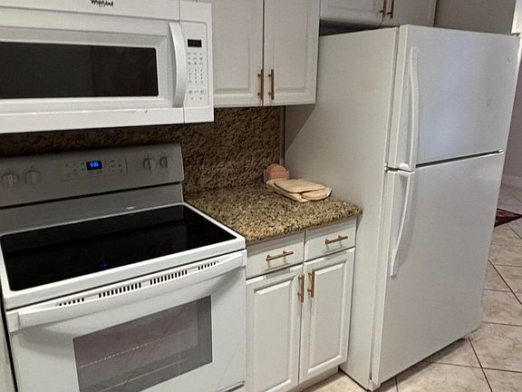 4th image of 510 Prosperity Farms Rd APT 8B