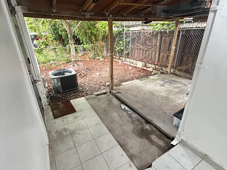 1044 SW 10th St — Photo 11