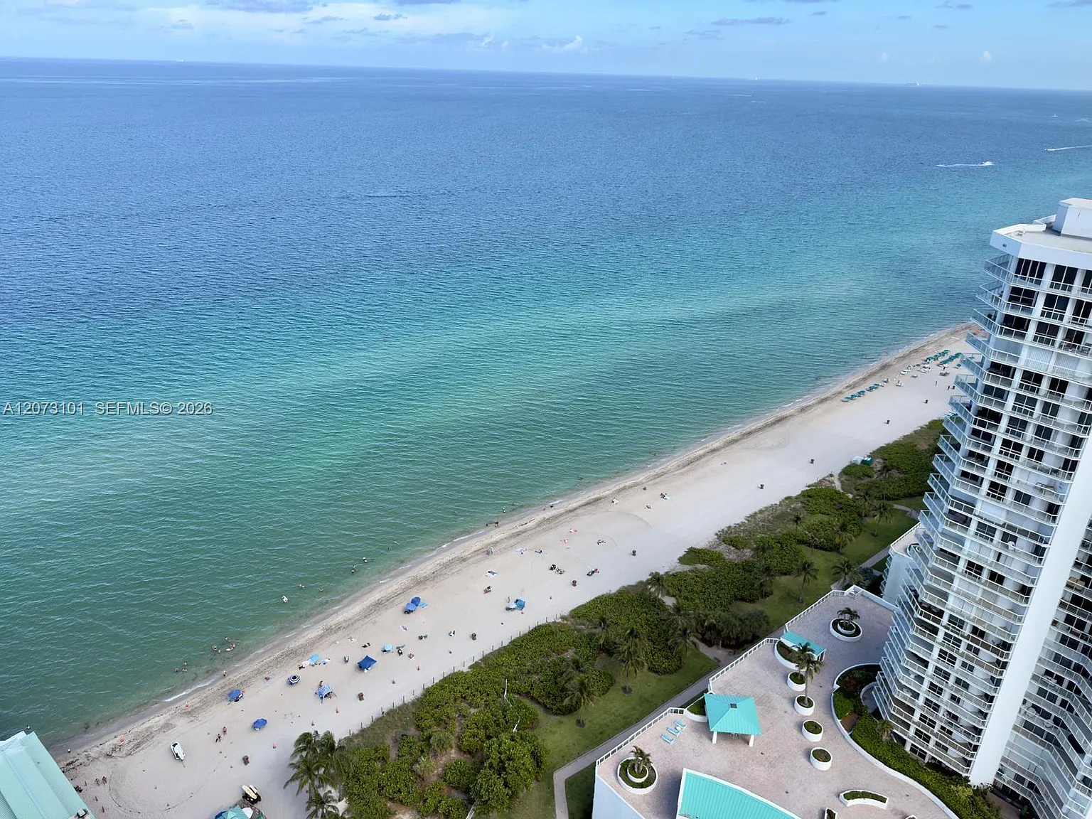 La Perla Condo — Photo 1