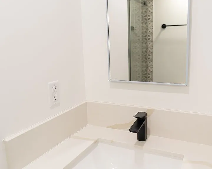 DLUX Lofts - Modern Downtown Studios — Photo 67