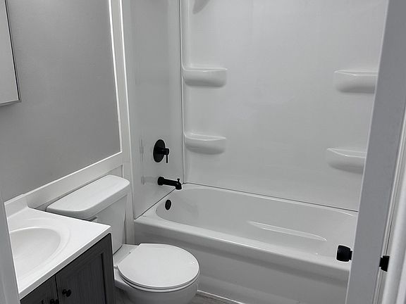 4th image of 1031 W Clark St #23