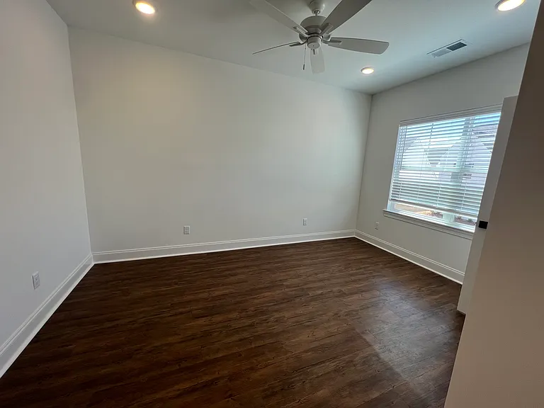 512 Rosewood Ln — Photo 4