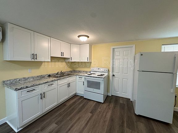 3rd image of 205D N Fern Dr