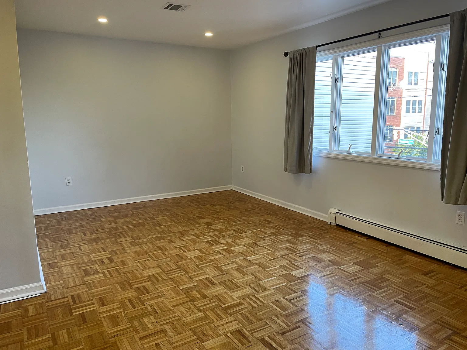3 bed, 1200 sqft, $3,300 — Photo 2