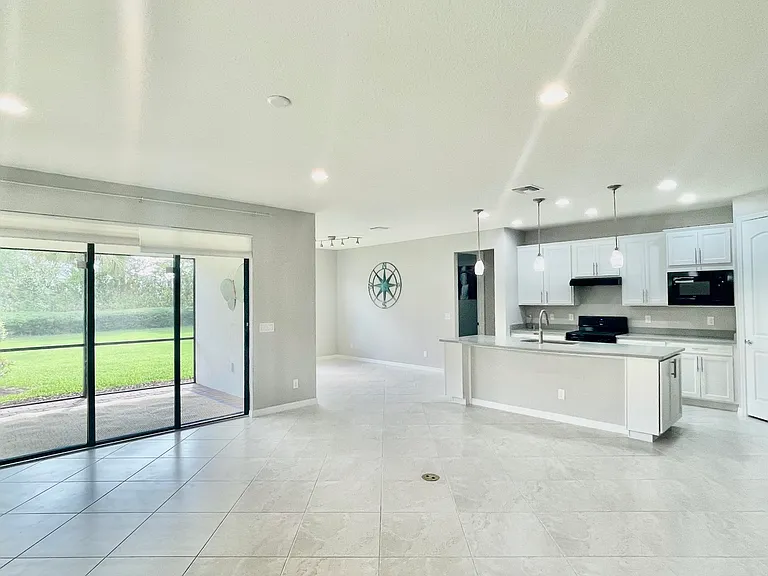 540 SE Monet Dr — Photo 12