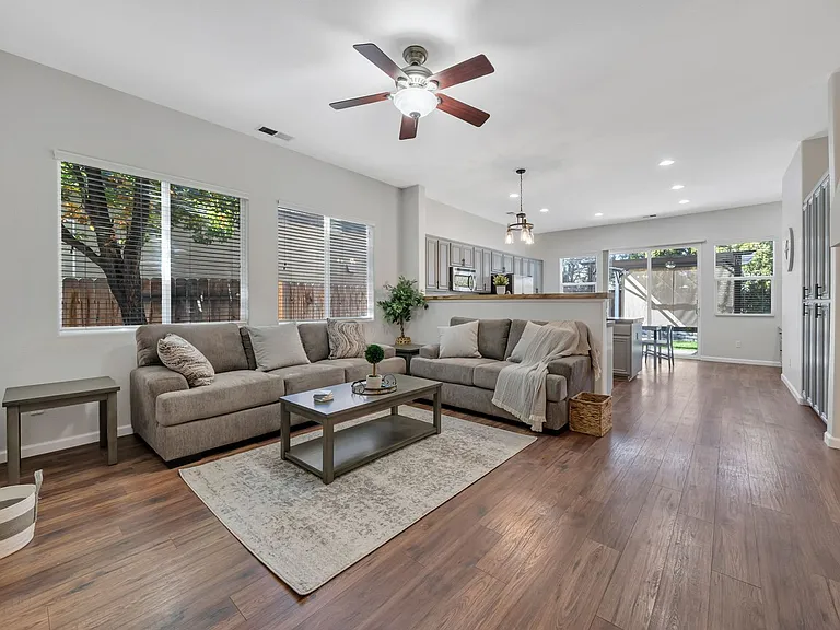 10577 Eagle Falls Way — Photo 2