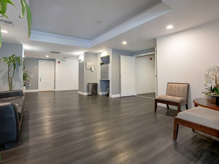 1430 S Beverly Glen Blvd #303 — Photo 2