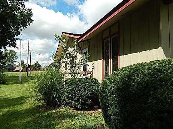 2nd image of 166 N Tresslar Ave