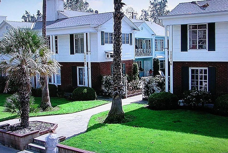 Vintage 1940 apartment building on Moorpark just east of Lau