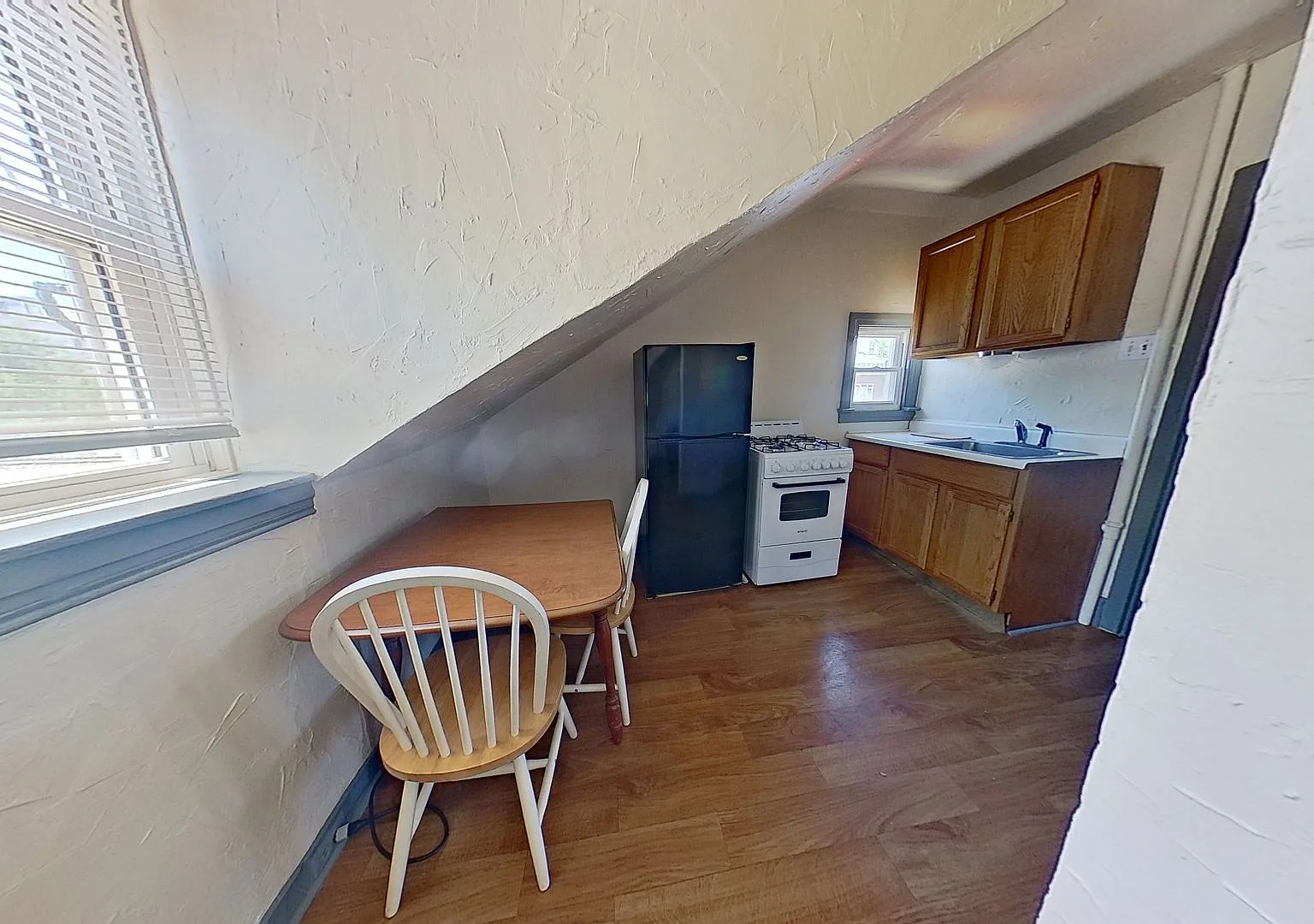 2nd Floor Apartment w/ ALL Utilities Included — Photo 3