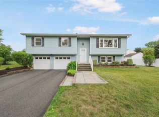 21 Guernsey Dr, New Windsor, NY 12553
