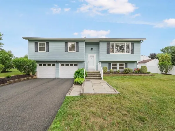 21 Guernsey Drive, New Windsor, NY 12553