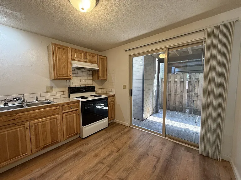 851 W 5th Ave #5 — Photo 7